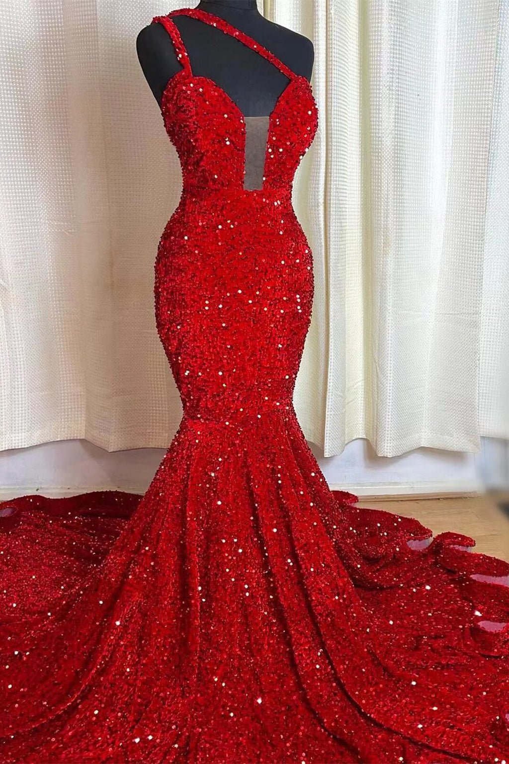 Vestido de baile sereia sem mangas com um ombro só e decote em coração
