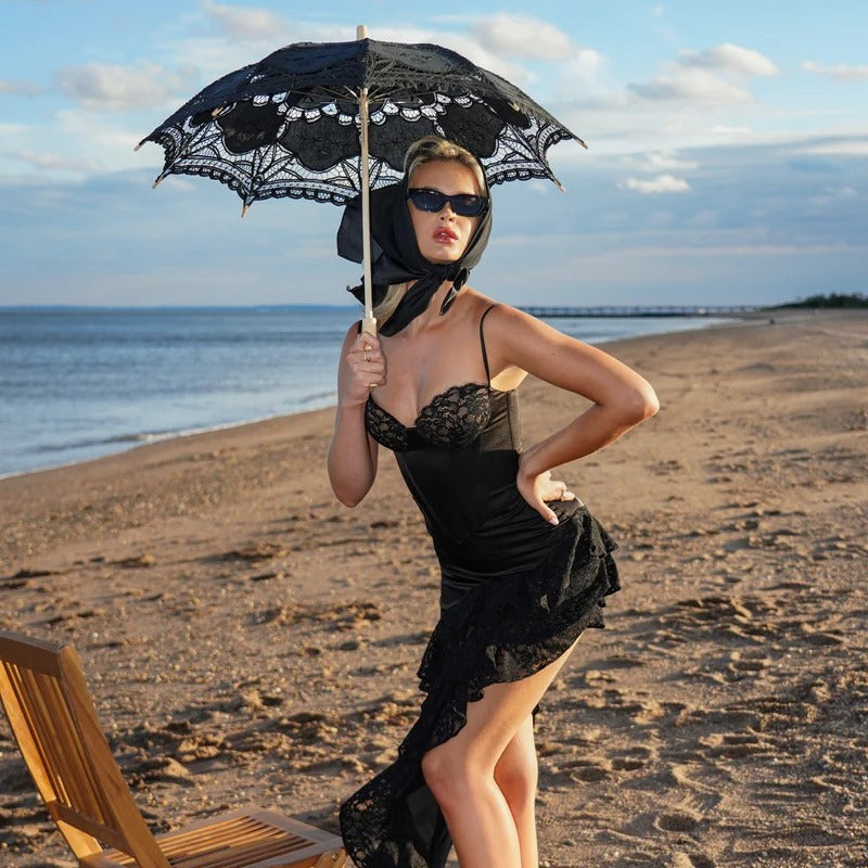Elegantes Ballkleid mit Rüschenschlitz, trägerlos und figurbetont 