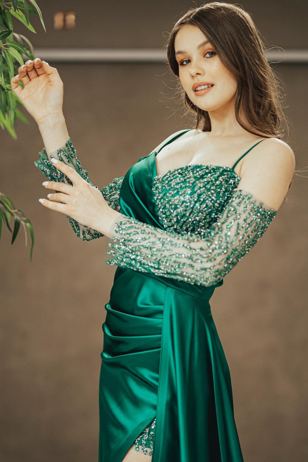 Robe de bal émeraude à fines bretelles, paillettes, fendue et plissée