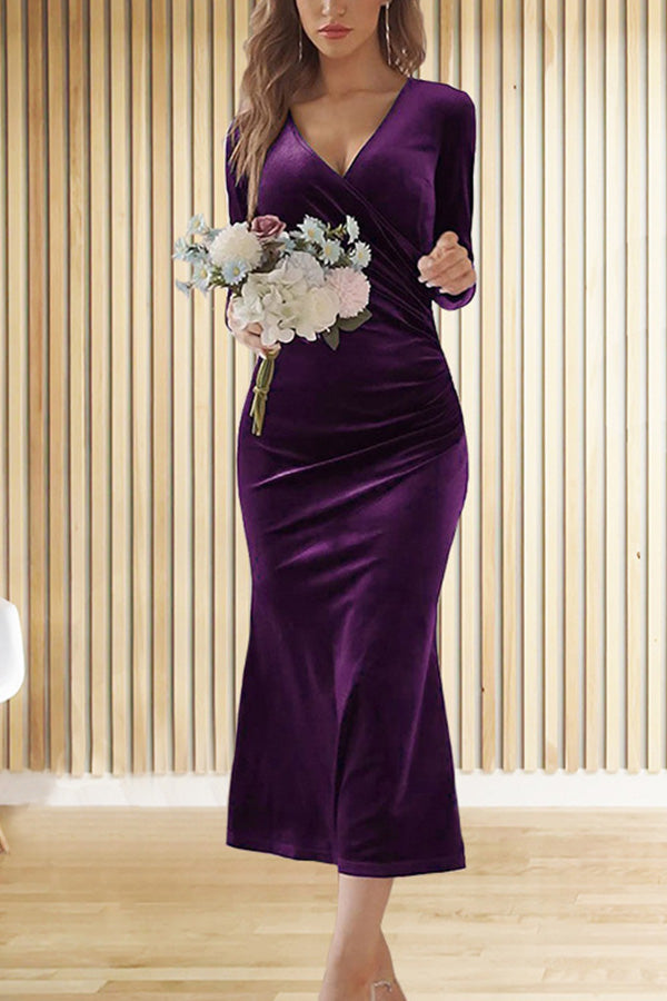 Vestido elegante de cetim com decote em V, pregas na anca e cauda de peixe para noite