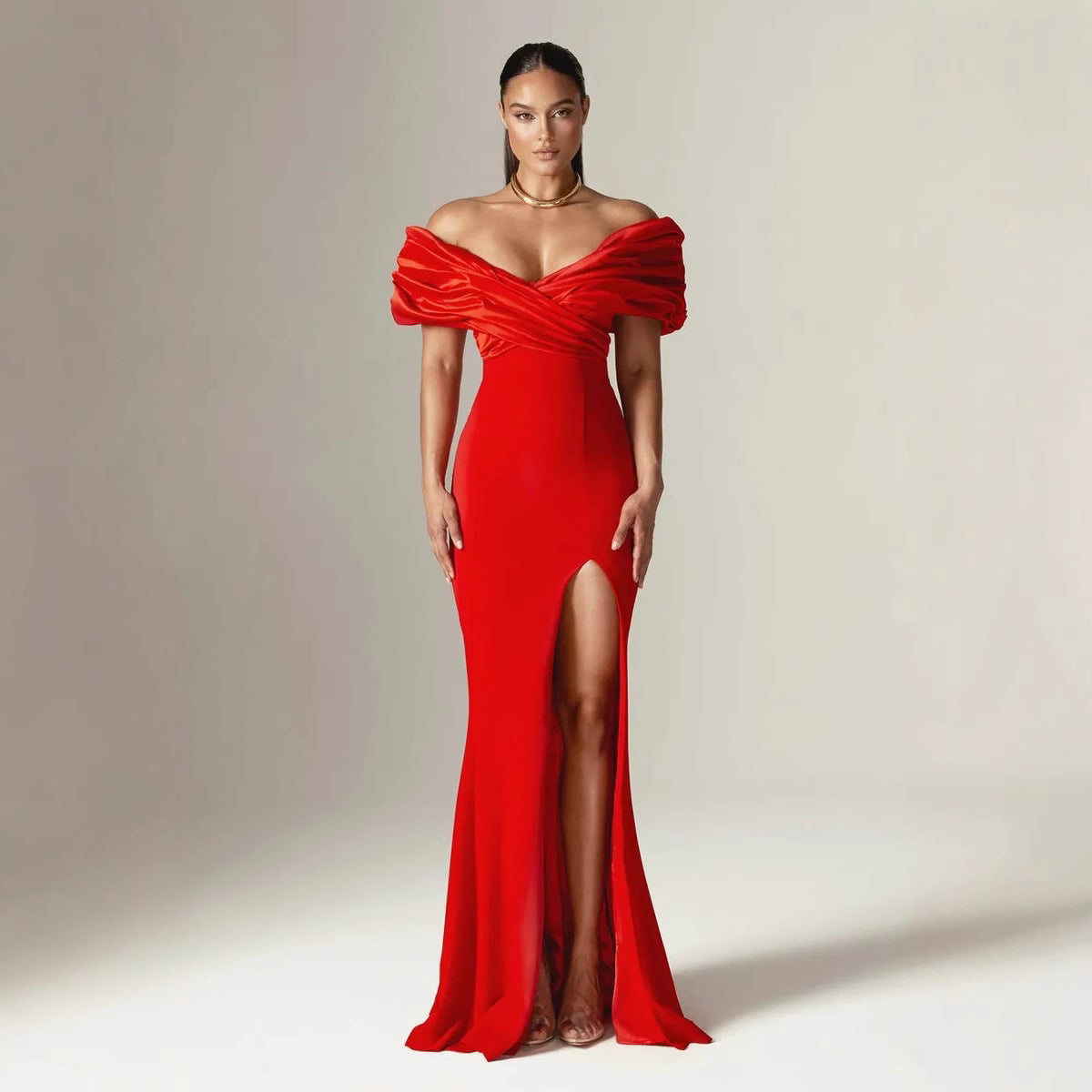 Schulterfreies, gerüschtes Maxi-Ballkleid aus Satin mit Schlitz 