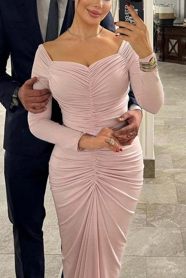 Robe longue drapée élégante avec manches longues et épaule dénudée froncée