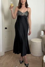 Abito Midi in Satin Trapuntato con Paillettes e Scollo a Fascia Elasticizzato