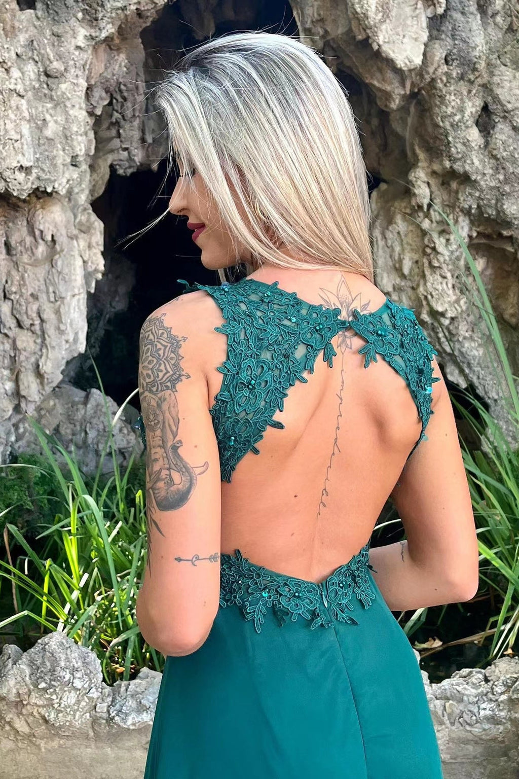 Robe longue de soirée en mousseline à encolure en V et fente avant avec appliques en dentelle élégantes