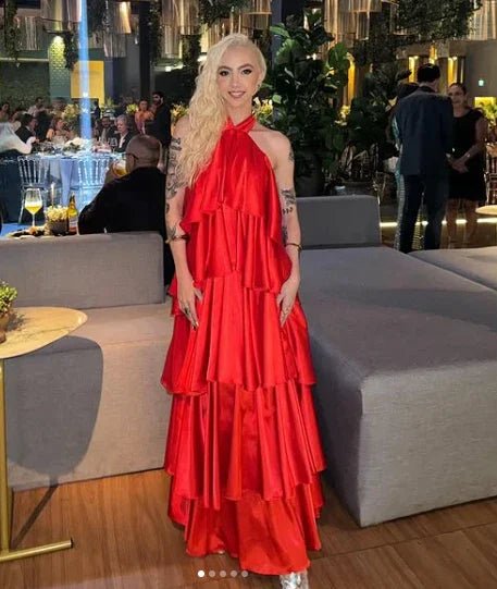 Vestido de fiesta largo formal de satén rojo con tirantes halter y capas Sexy Y8268