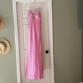 Vestido de Festa Longo de Cetim com Alças Finas Cor-de-Rosa e Bordado com Contas Y8216