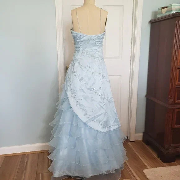 Vestido de baile elegante azul gelo com lantejoulas e contas, vestido de baile em linha A com camadas de tule Y7931