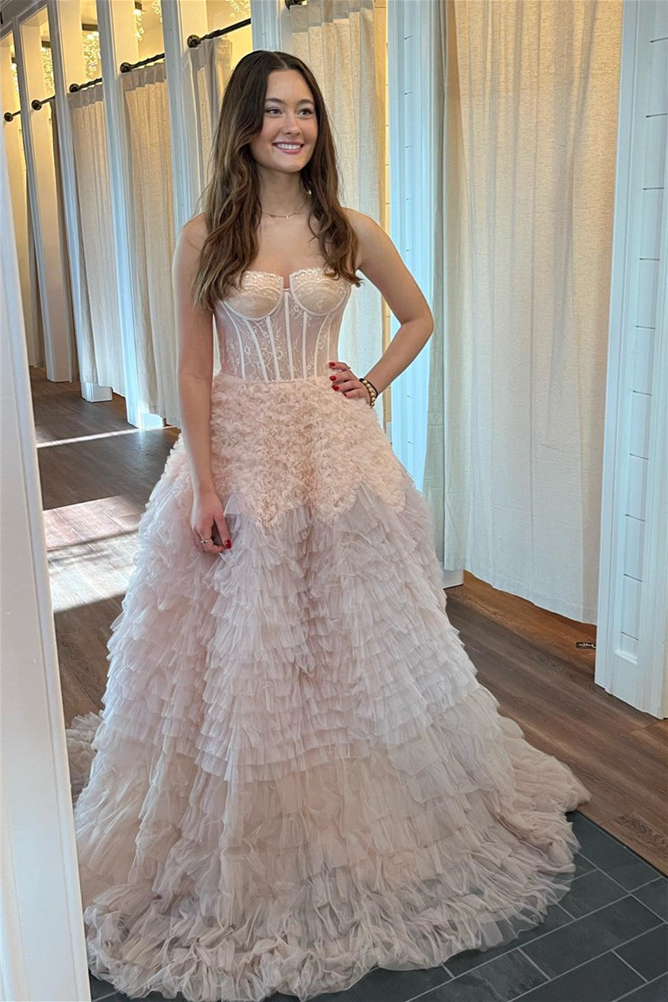 Vestido longo de baile em linha A com camadas de folhos em tule marfim e armação rígida