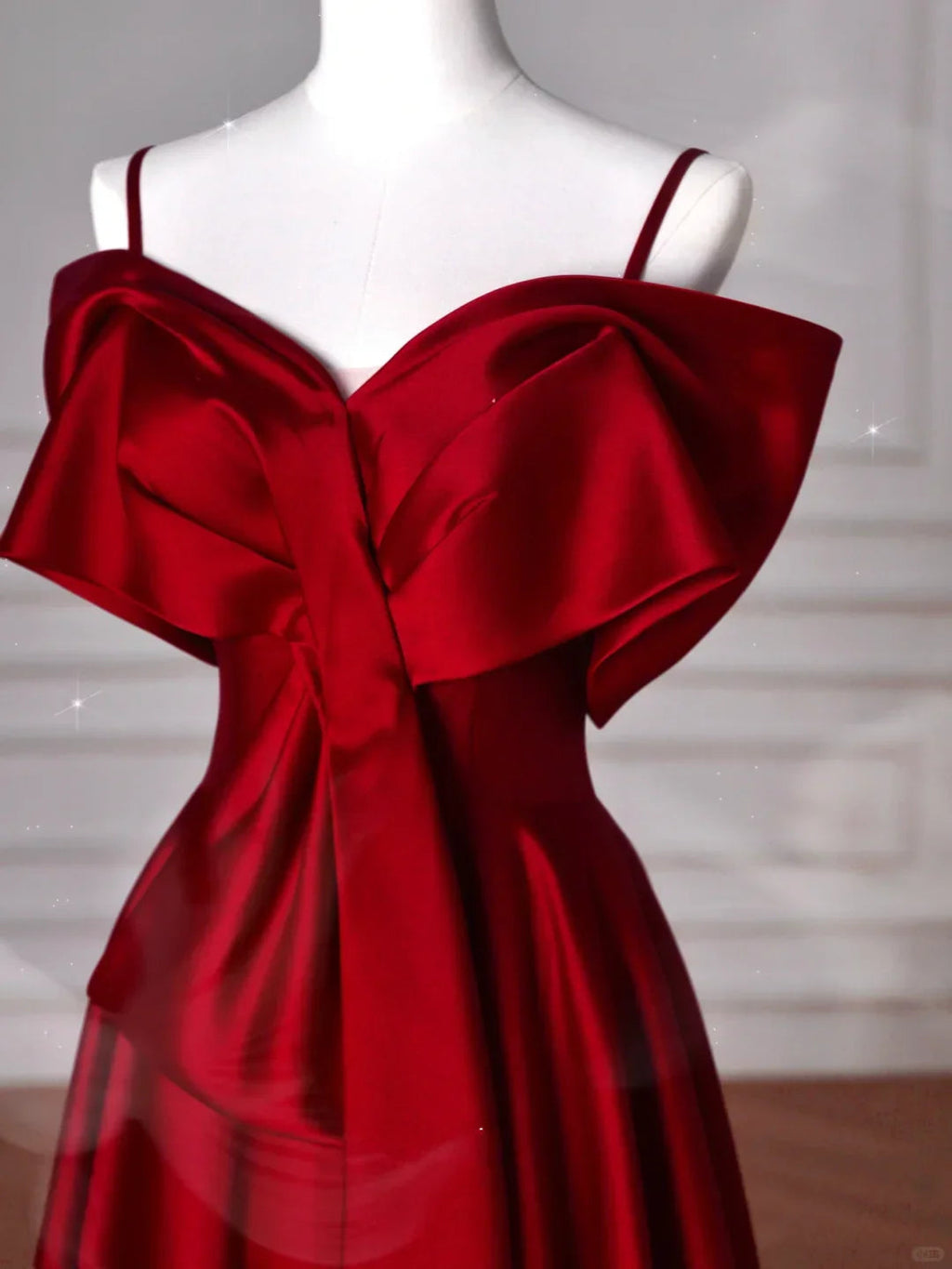 Vestido de baile de cetim vermelho sem ombros com laço e linha Y8626