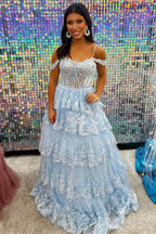 Langes Ballkleid aus Tüll mit Pailletten, schulterfreien Rüschen und Stufen