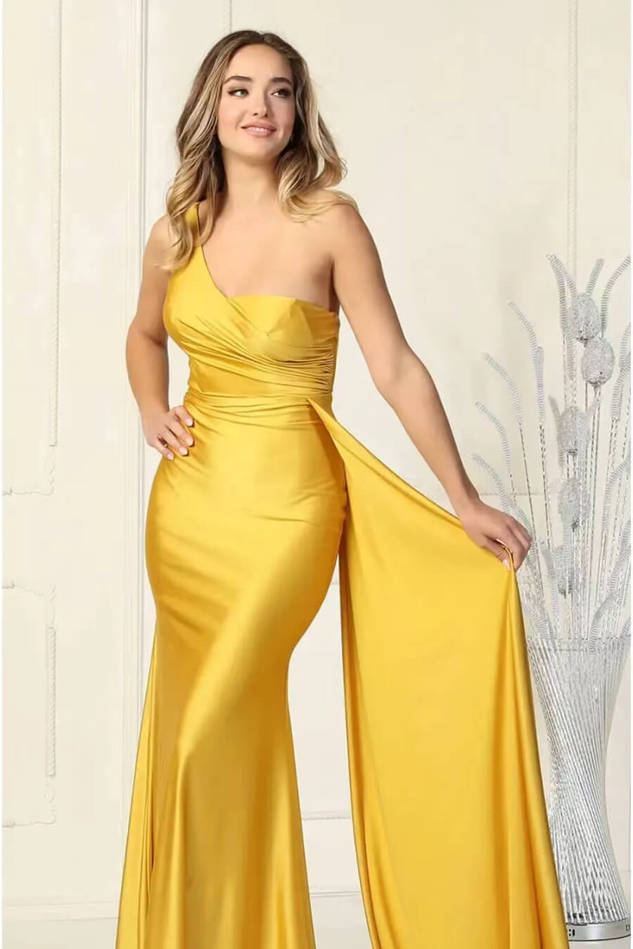Abito da sera lungo elegante a sirena con una spalla sola e balze