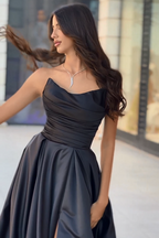 Elegante abito lungo nero a linea ad A, senza maniche e senza spalline, da sera con spacco