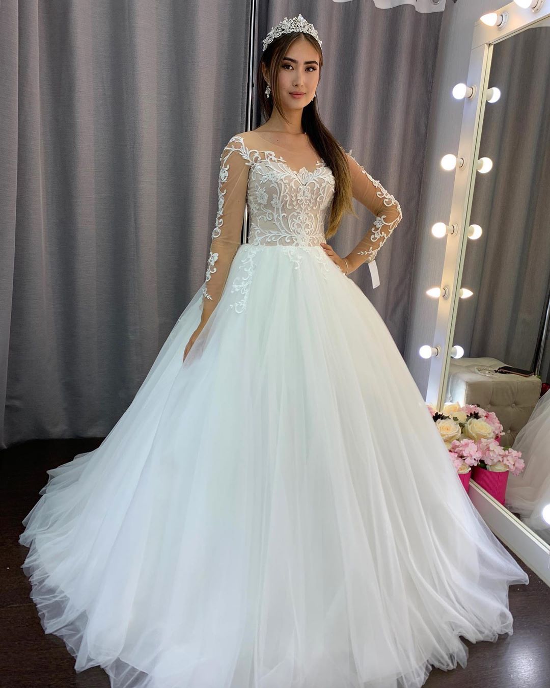 Elegant Long Sleeve A Line Tulle Wedding Dress With Lace