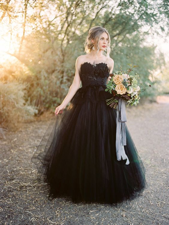 Chic Black Long Lace Tulle Open Back Wedding Dress With Sweetheart Neckline