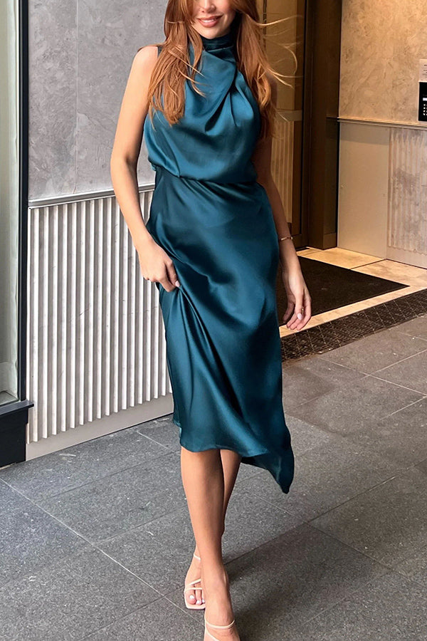Robe longue satinée drapée à encolure haute et taille élastique Parfaitement Vôtre