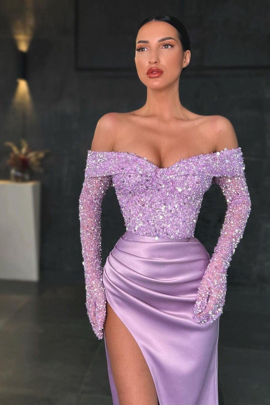 Langärmliges Meerjungfrau-Ballkleid mit schulterfreiem Satin und Pailletten und Schlitz