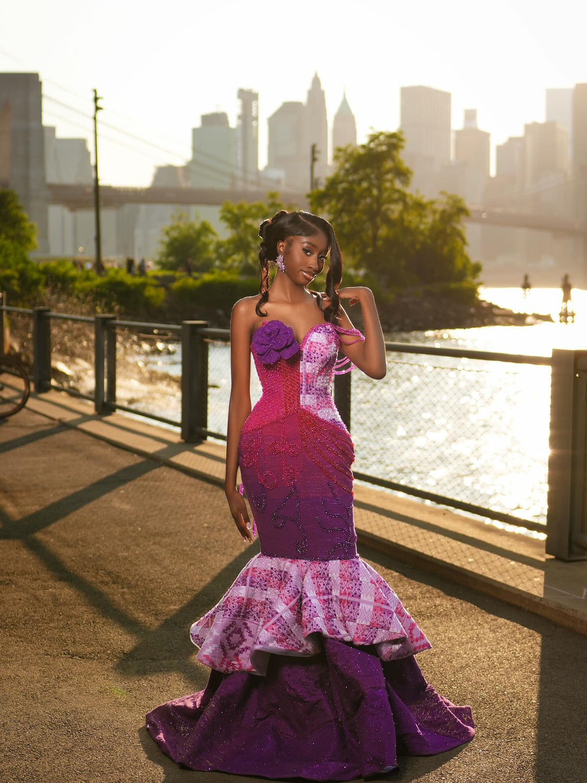 Vestido de baile sereia magenta e roxo real com folho inspirado na herança