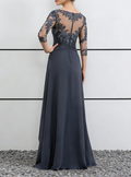Abito lungo con collo a illusione in pizzo e chiffon blu polveroso, maniche a tre quarti e gonna arricciata