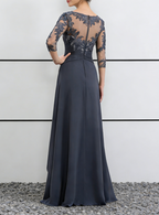 Abito lungo con collo a illusione in pizzo e chiffon blu polveroso, maniche a tre quarti e gonna arricciata