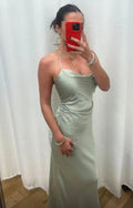 Vestido largo de noche de satén verde salvia con cuello halter y corte recto para baile de graduación Y8457