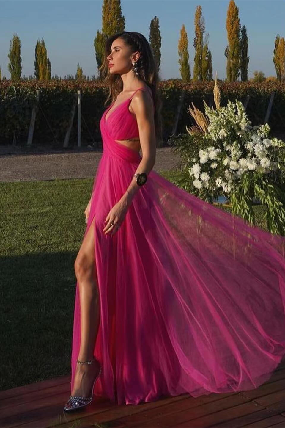 Robe de bal longue en tulle, ligne A, décolleté en V, dos nu avec fente