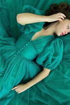 Vestido de noite elegante verde escuro em tule com corte em A, decote em V e mangas curtas