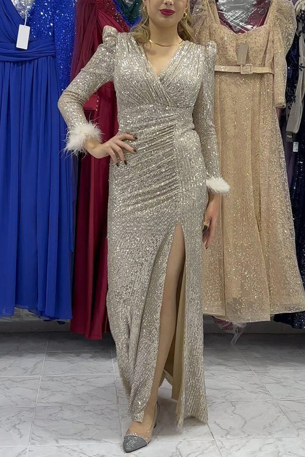 Sparkle World – Maxi-Abendkleid mit Pailletten und Federbesatz