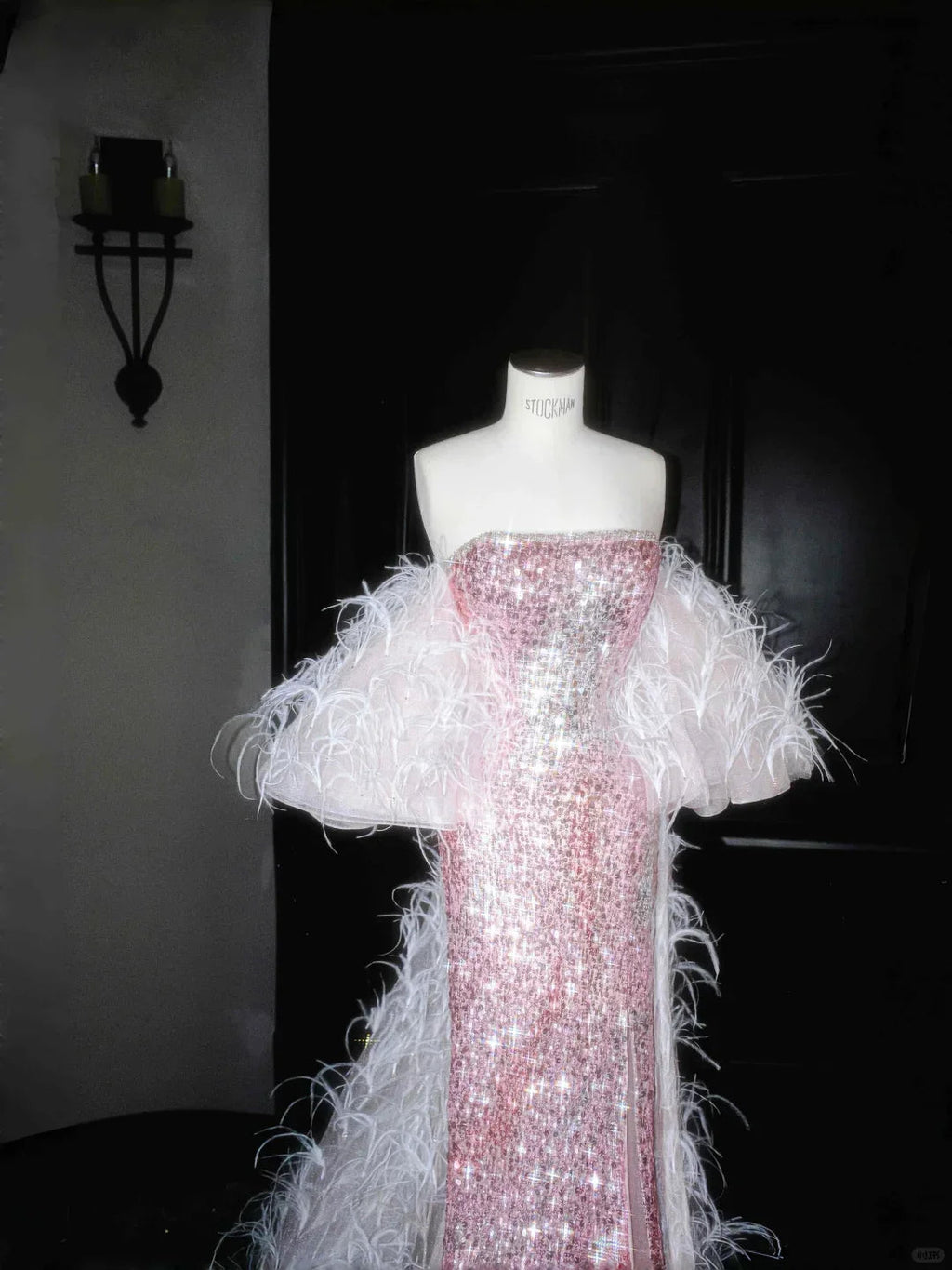 Vestido de noche sirena sin tirantes con lentejuelas y plumas rosa hada con abertura para baile de graduación Y8660