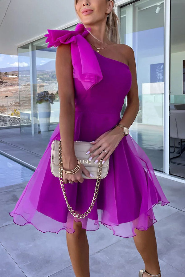 Robe courte à une épaule avec nœud en tulle pour célébrations à vie