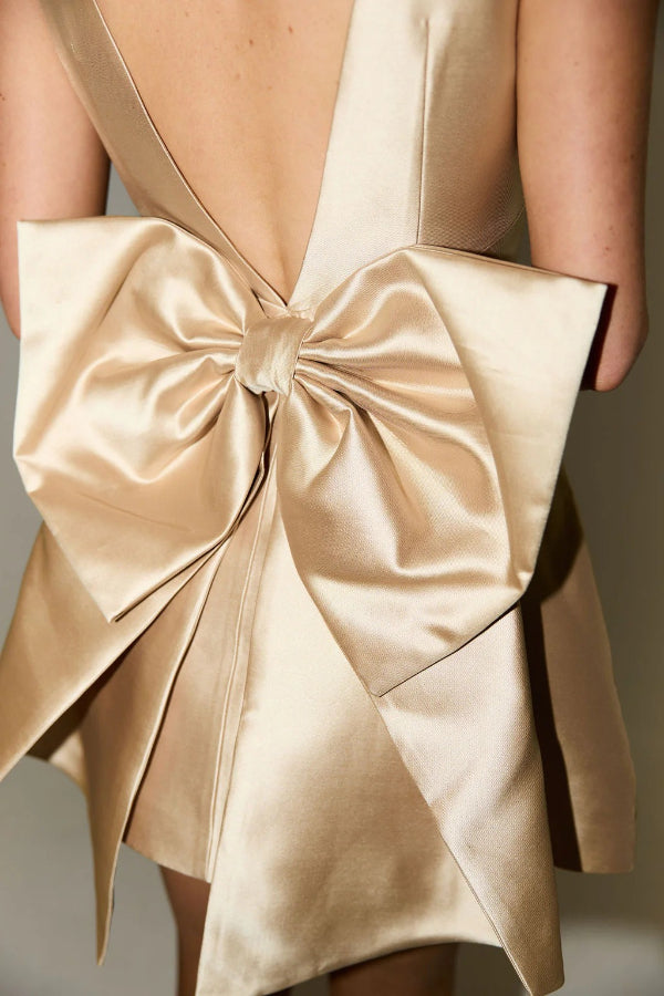 Robe courte ultime Muse en satin avec détail de nœud papillon surdimensionné et encolure carrée