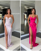 Vestido de cerimónia longo de sereia com decote coração, alças finas e sem mangas, com racha