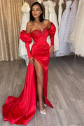 Langes, schulterfreies Ballkleid im Meerjungfrauenstil aus Satin mit Schlitz vorne und Puffärmeln