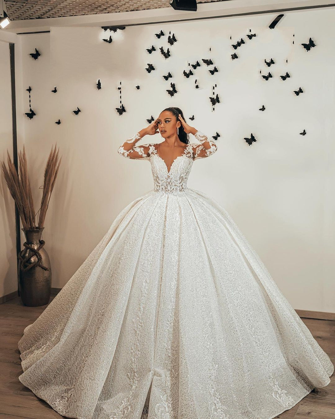 Romantic Sweetheart Long Sleeves Ball Gown Wedding Dress With Lace Appliques