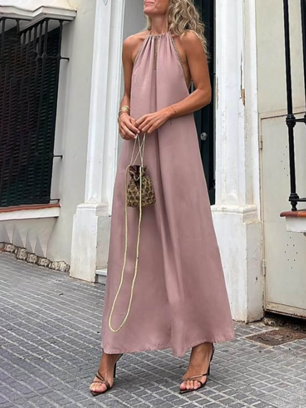 Robe longue à col bénitier avec finitions dorées
