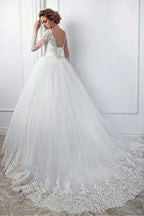 Impressionante vestido de noiva com vestido de baile com mangas compridas de renda e saia de tule