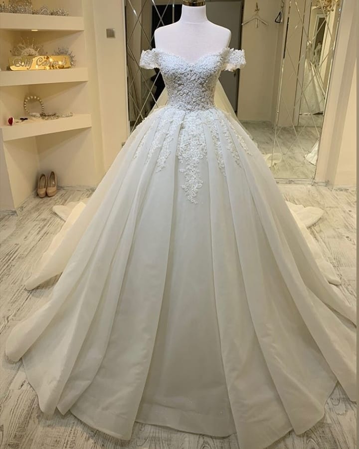 Chic Off Shoulder Ruffles A Line Sweetheart Wedding Dress With Appliques Lace