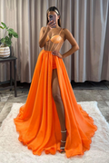 Abito da cerimonia arancione lungo a linea ad A con spalline sottili in chiffon e spacco alto