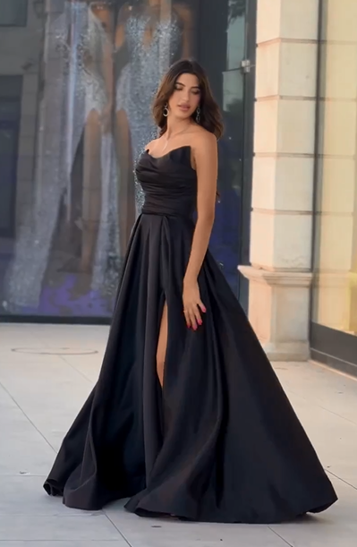 Elegante abito lungo nero a linea ad A, senza maniche e senza spalline, da sera con spacco