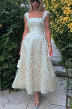 Robe mi-longue à encolure carrée en tissu à franges duveteuses, allure féerique et séduisante