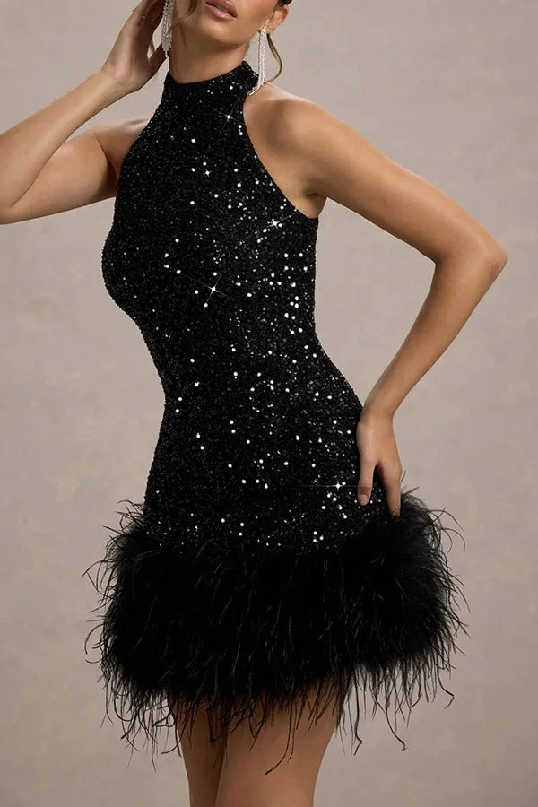 Robe courte éclatante et ludique à col haut avec paillettes et garniture en plumes extensible