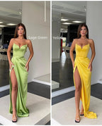 Vestido de cerimónia longo de sereia com decote coração, alças finas e sem mangas, com racha