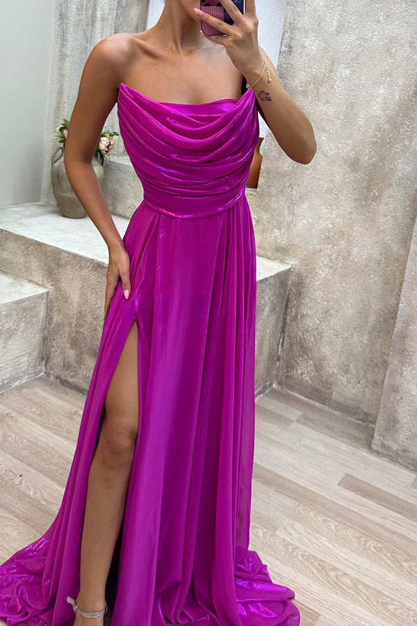 Golden Years – Schulterfreies Maxikleid aus Satin mit Wasserfallausschnitt, plissiertem Drapierungsschlitz 