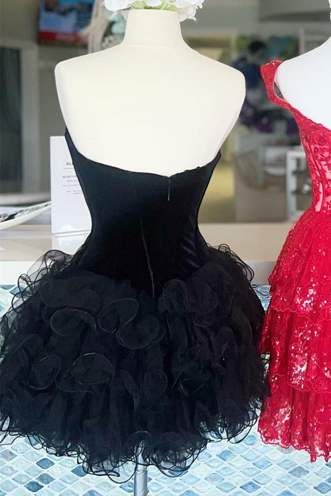 Trägerloses, kurzes Homecoming-Kleid aus Samt mit Rüschen