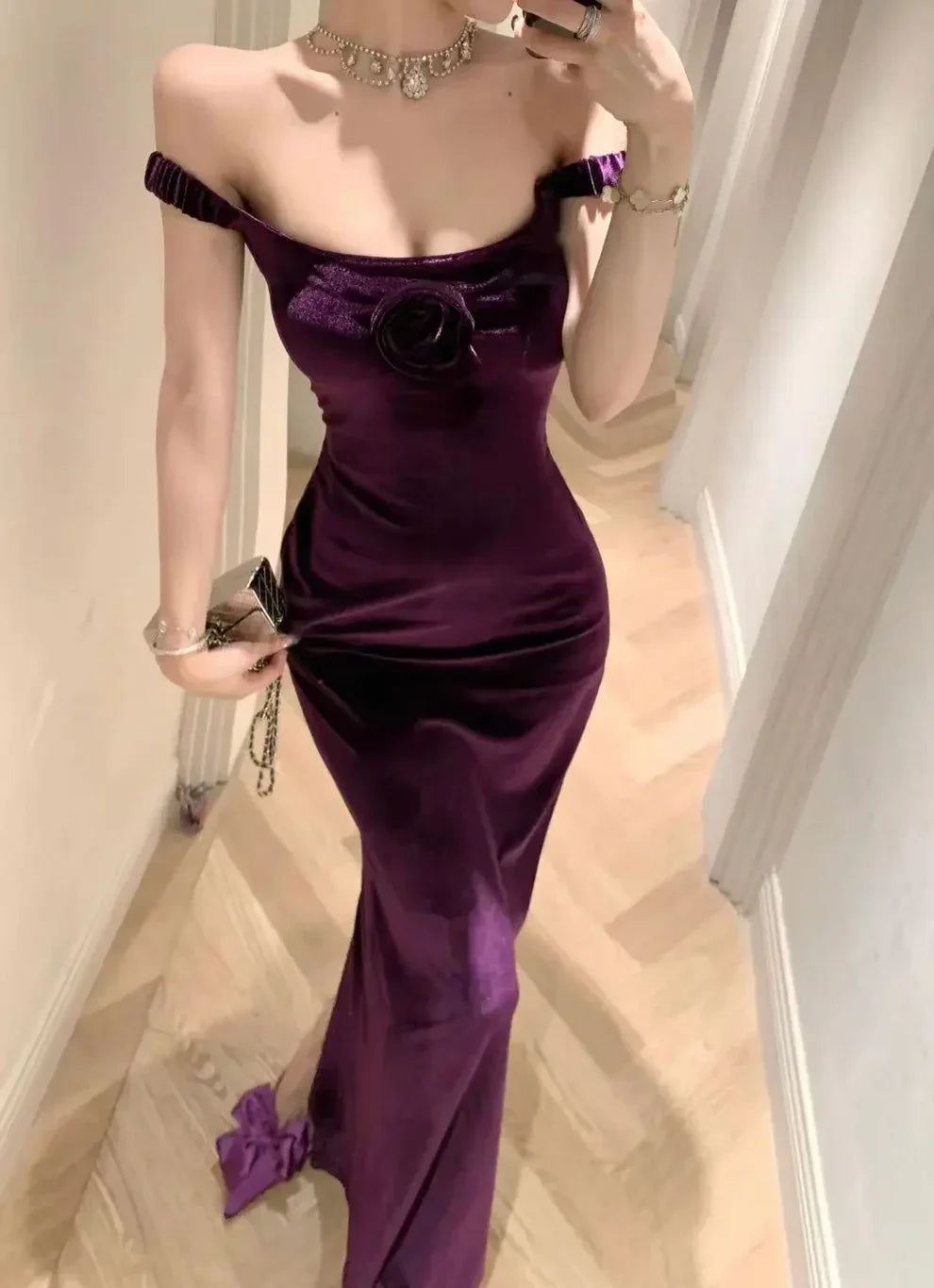 Vestido de Festa Longo Elegante em Veludo Roxo com Ombros Descobertos e Fenda Y8131