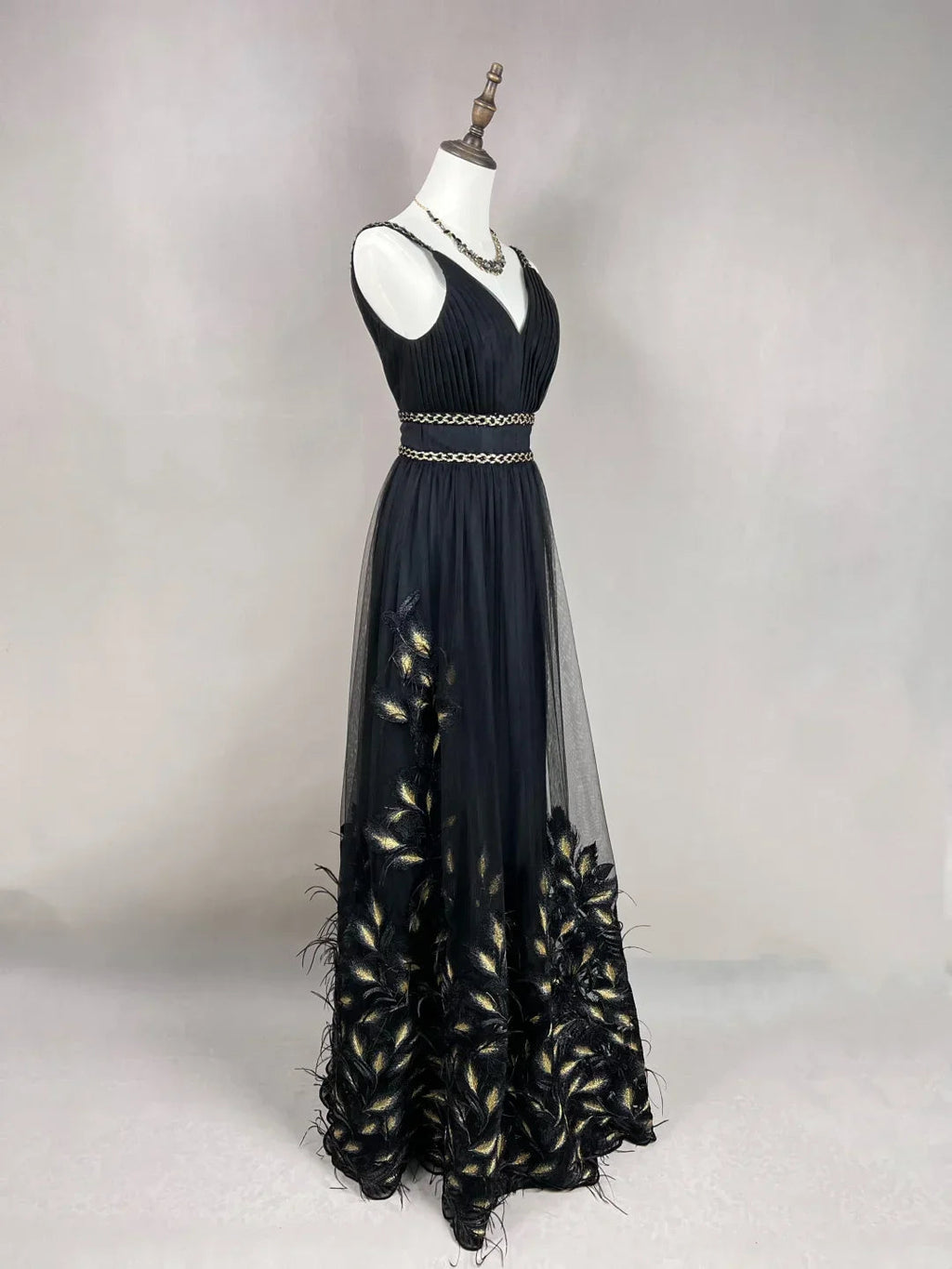 Hermoso vestido de fiesta formal de tul negro, seda dorada y plumas, corte en línea A Y8652