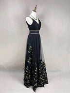 Hermoso vestido de fiesta formal de tul negro, seda dorada y plumas, corte en línea A Y8652