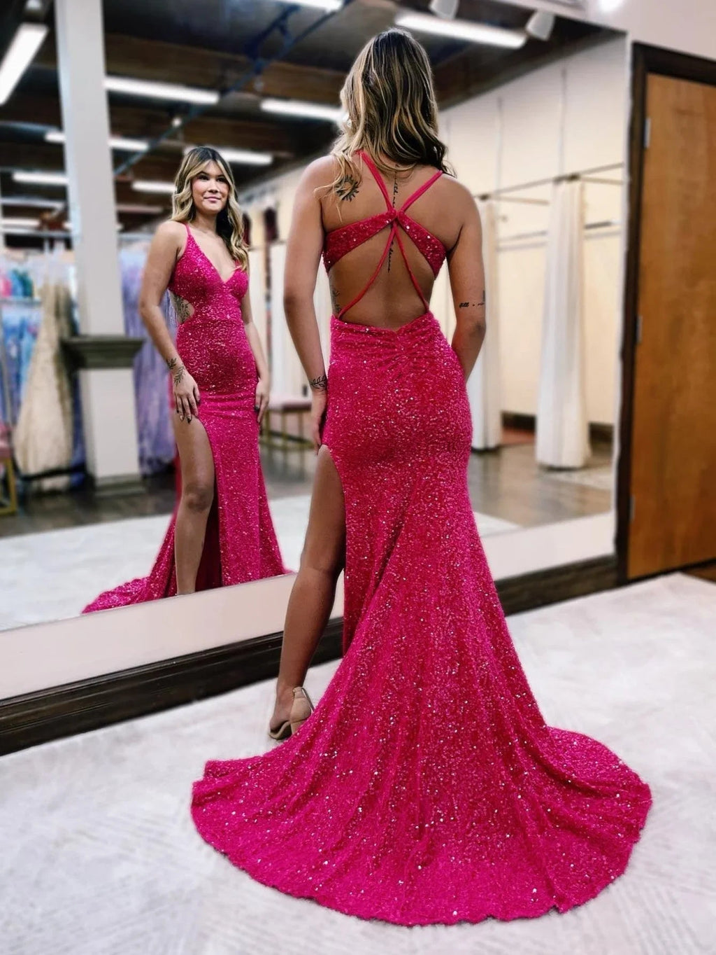 Vestido de fiesta rojo brillante con escote en V, abertura y abertura lateral estilo sirena