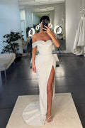 Vestido de Baile Branco com Lantejoulas em Forma de Sereia e Decote Ombro a Ombro com Fenda