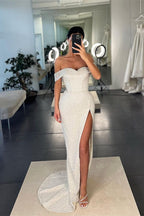Vestido de Baile Branco com Lantejoulas em Forma de Sereia e Decote Ombro a Ombro com Fenda