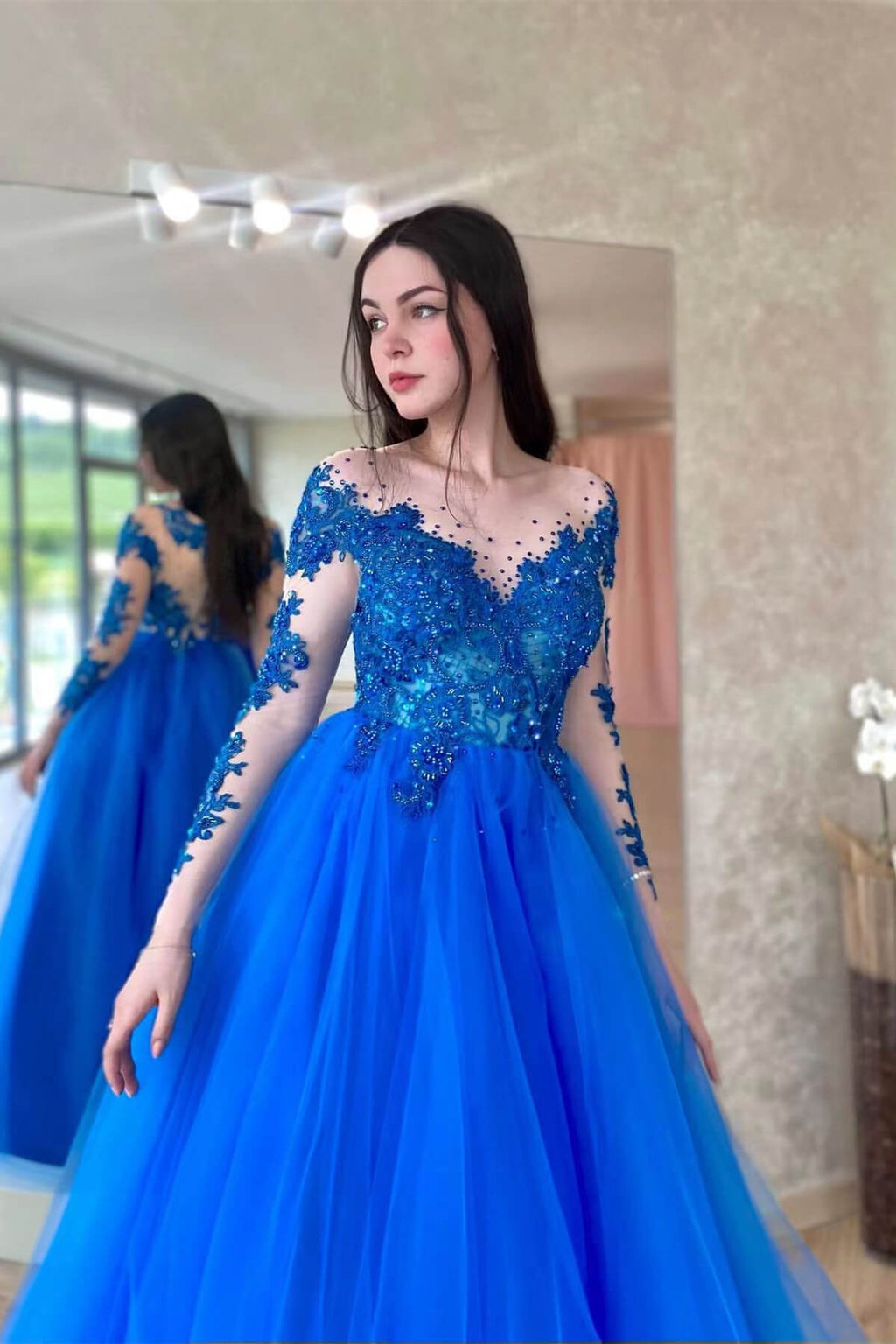 Abito da sera in tulle blu reale con applicazioni e maniche lunghe